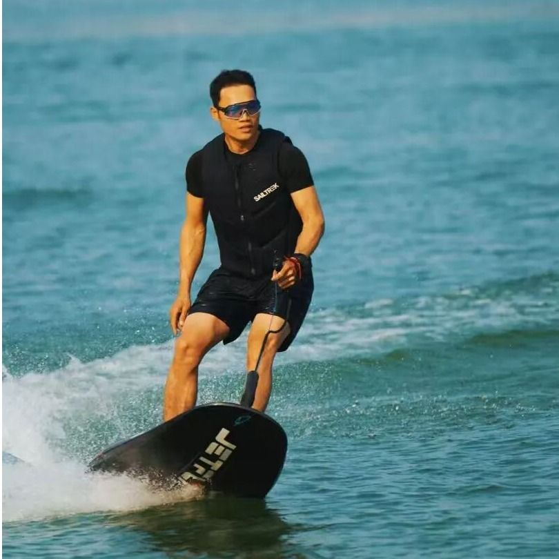 从昔日校园里的班长到汽车低碳修复领域的创业先锋从初入行业的4S店学徒到带领百余人团队的企业掌门人他完成了从学子到企业家的精彩蜕变近日，荣归母校的他分享了自己的成长之路与创业箴言。