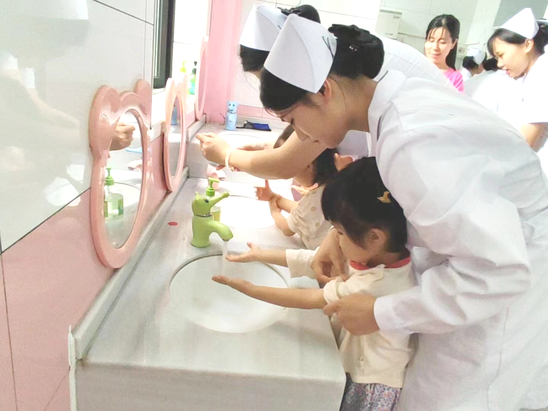 老师教小朋友们洗手