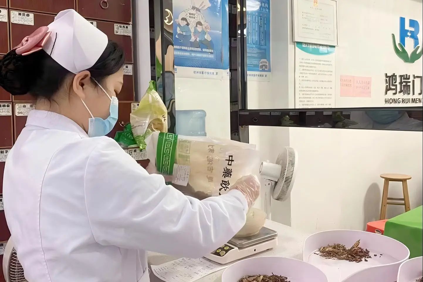 学校大健康学院学生在门诊部见习