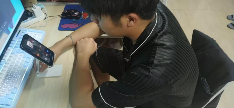 学生在宿舍认真听讲