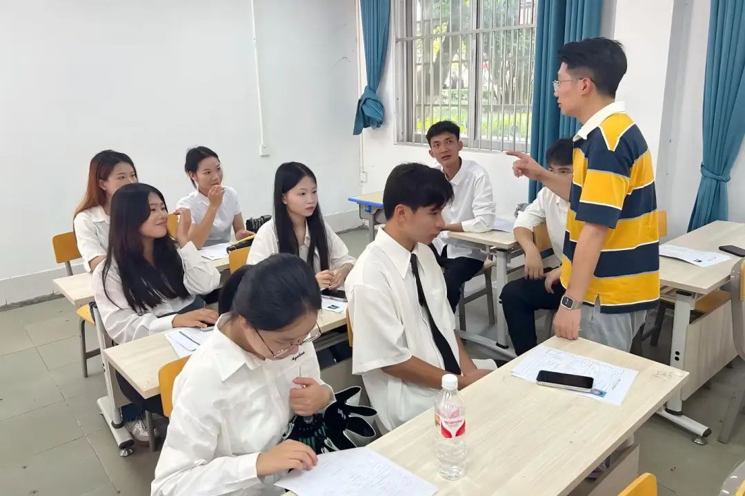 广西英华国际职业学院为毕业生进行面试指导