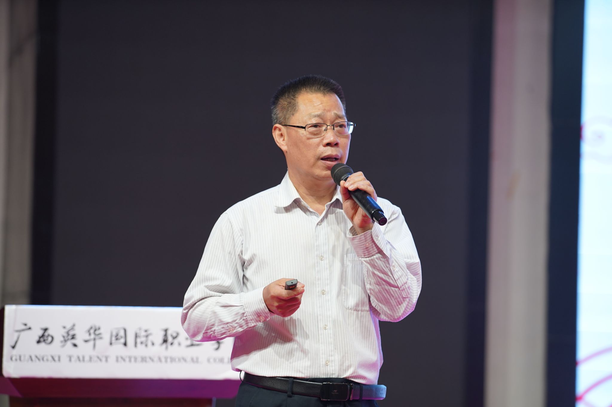 党委书记黄家良为师生作专题报告