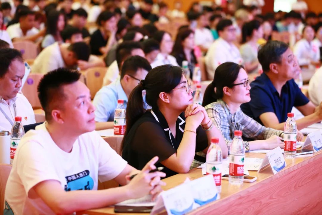 老师们认真听讲