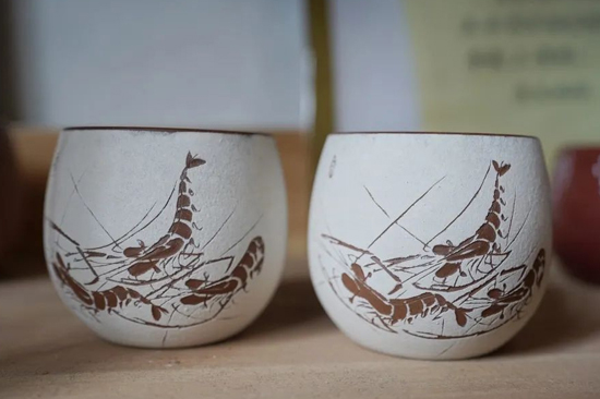 唐彩桔将齐白石《虾》图元素融入到坭兴陶。学校供图