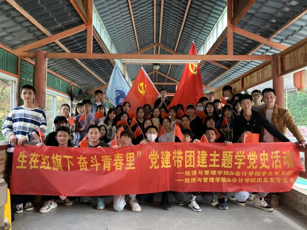 生在红旗下，奋斗青春里