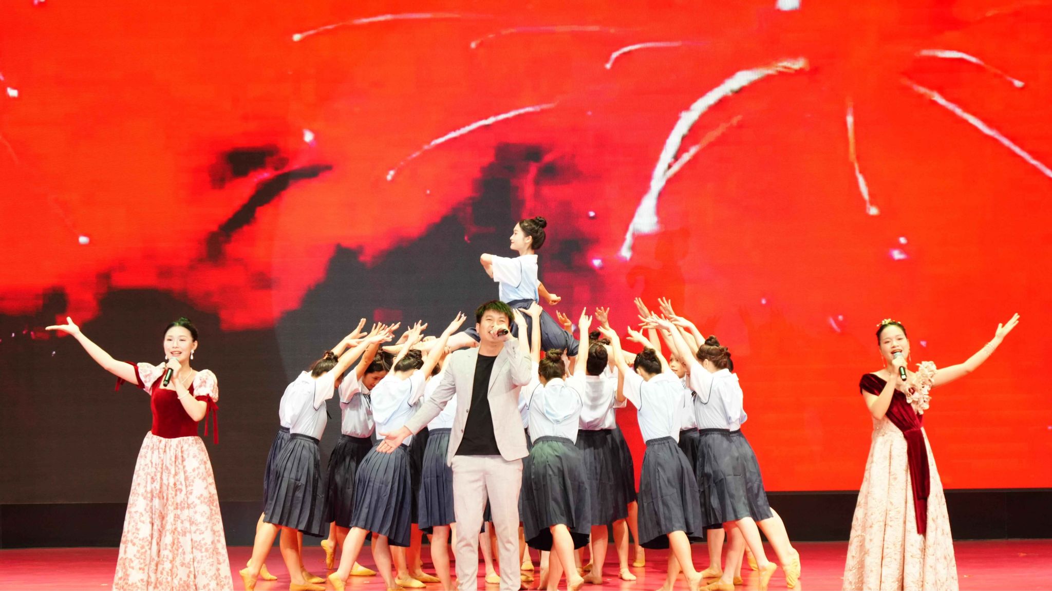 奋斗者，正青春——广西英华国际职业学院“五四”表彰大会隆重举行