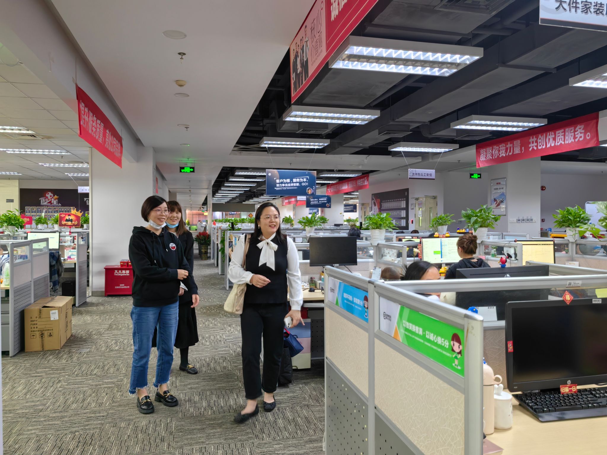 领导到顺丰运营中心考察