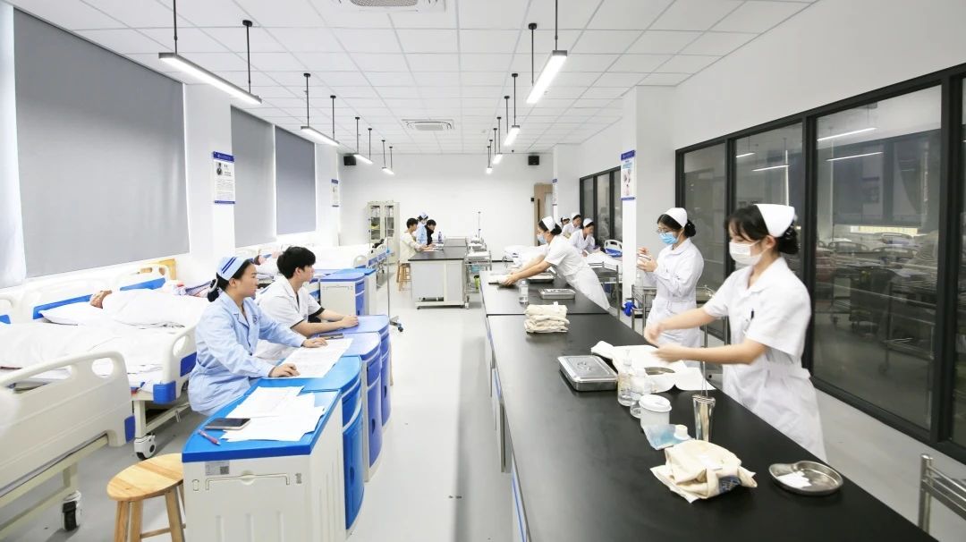 学校大健康学院学生进行实践操作