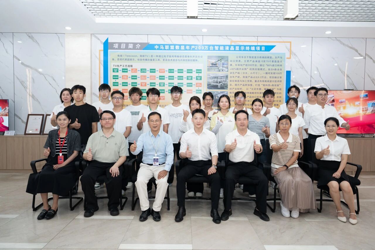 企业领导和学生合照