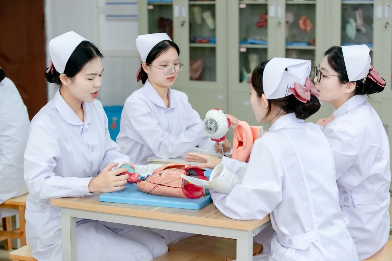 学校大健康学院学生进行专业学习