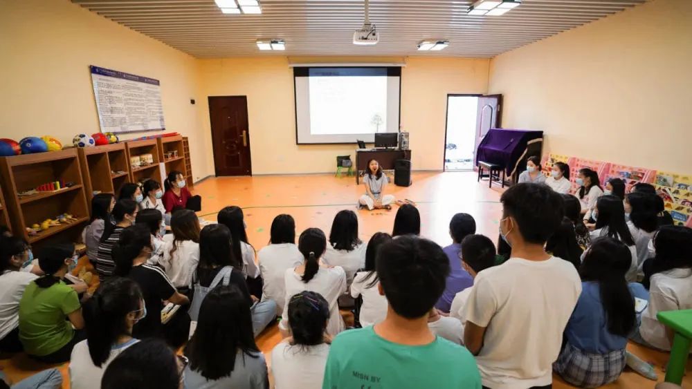 老师给同学们演讲