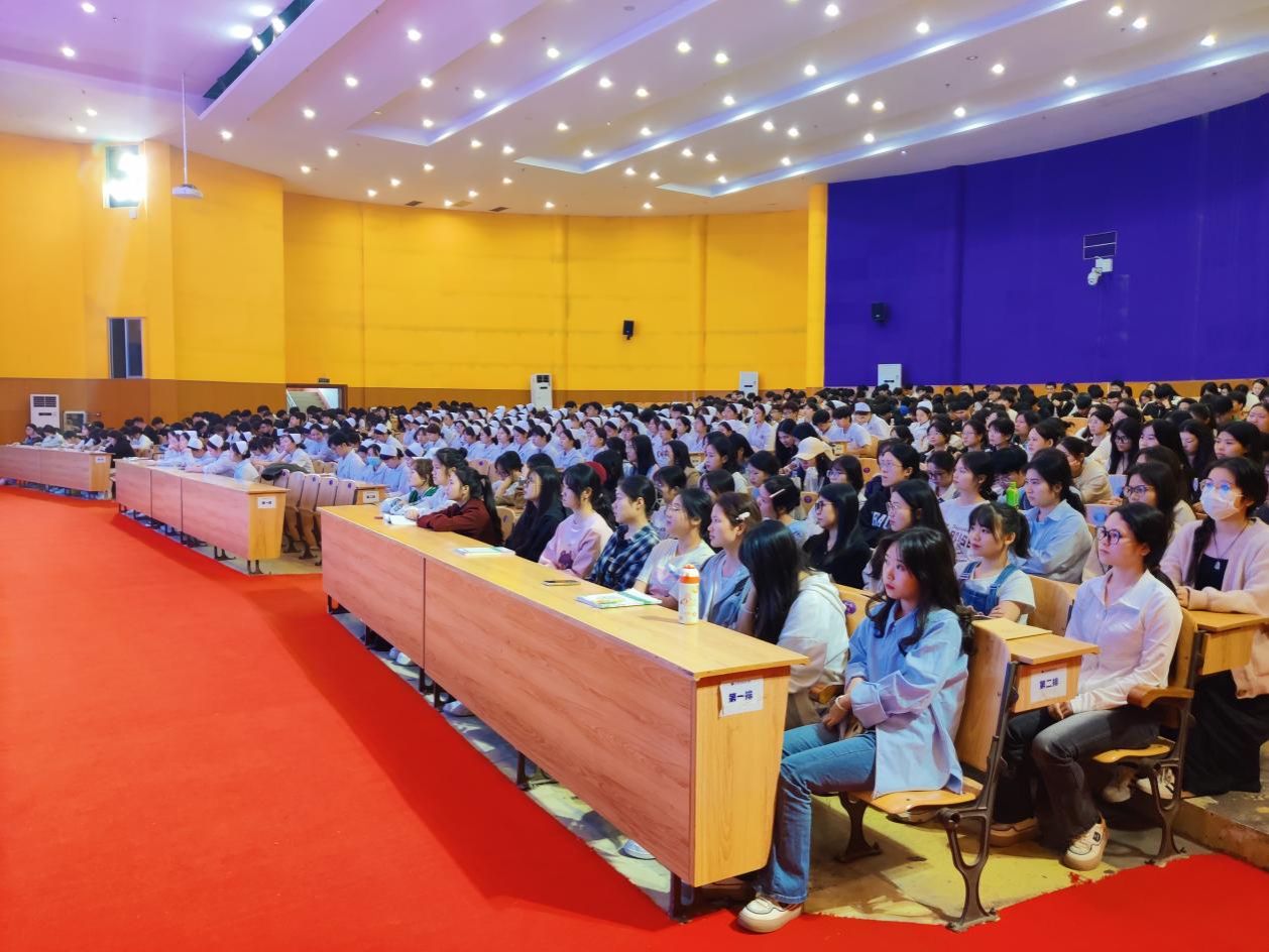 全体辅导员以及学生入党积极分子等500余人聆听报告