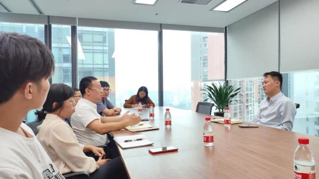 领导和企业进行交谈