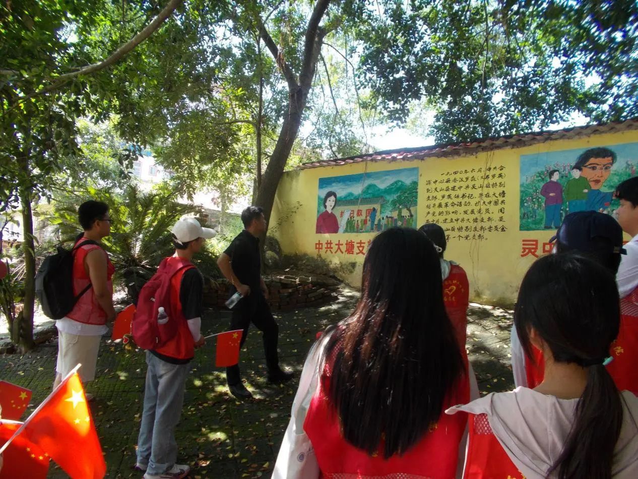 大塘村团支部书记为同学们讲解大塘村支部发展史