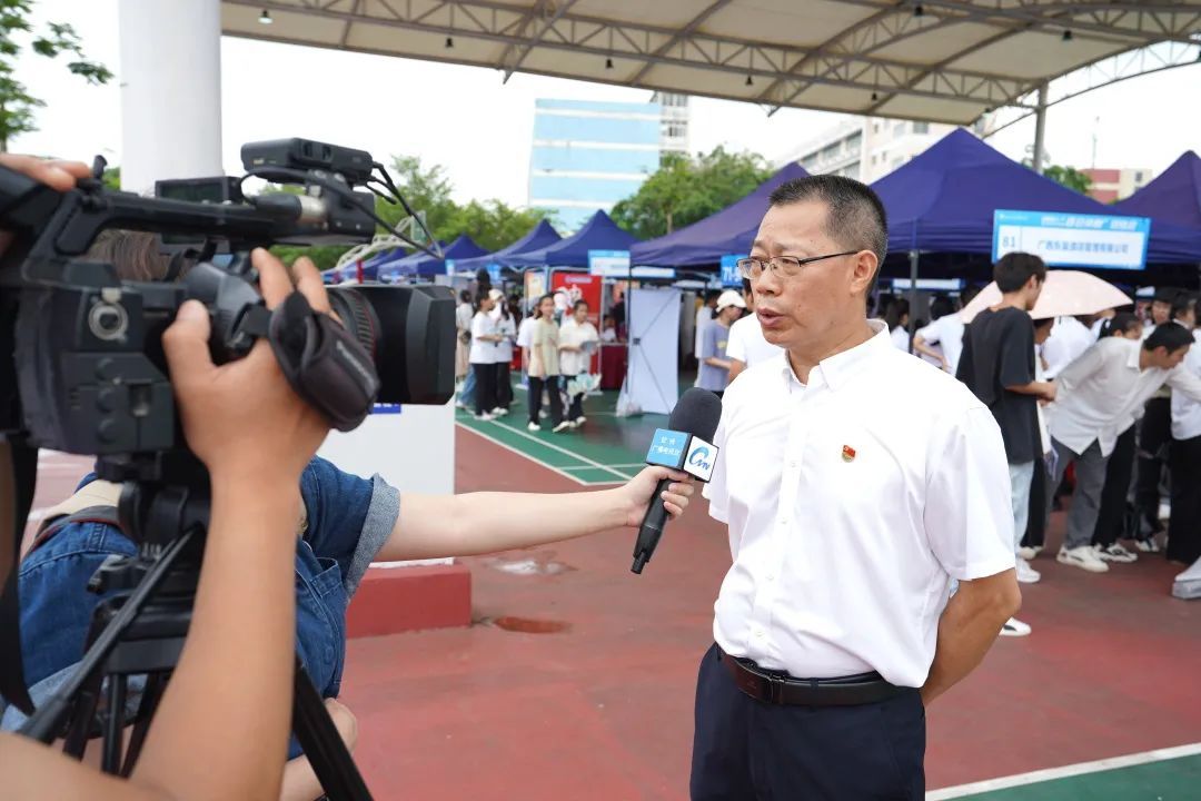 学校党委书记黄家良接受钦州电视台采访
