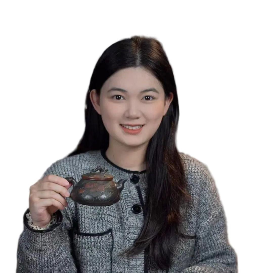 建筑与设计学院21级环境艺术设计专业学生赵振秀，在校期间勤奋学习，表现优异，获得老师同学们的一致认可，目前就职于广西映美文化有限责任公司，从事直播工作，在工作岗位上展现了非凡的才华与担当，诠释着对坭兴陶文化的热爱与传承。在校期间，赵振秀曾担任班级班长，积极帮助老师处理班级事务，管理班级风气，获得同学们一致好评。同时她积极参加献血、献爱心、关爱老人等志愿服务活动，获得钦州市和学校的多方认可。在学习方面，...