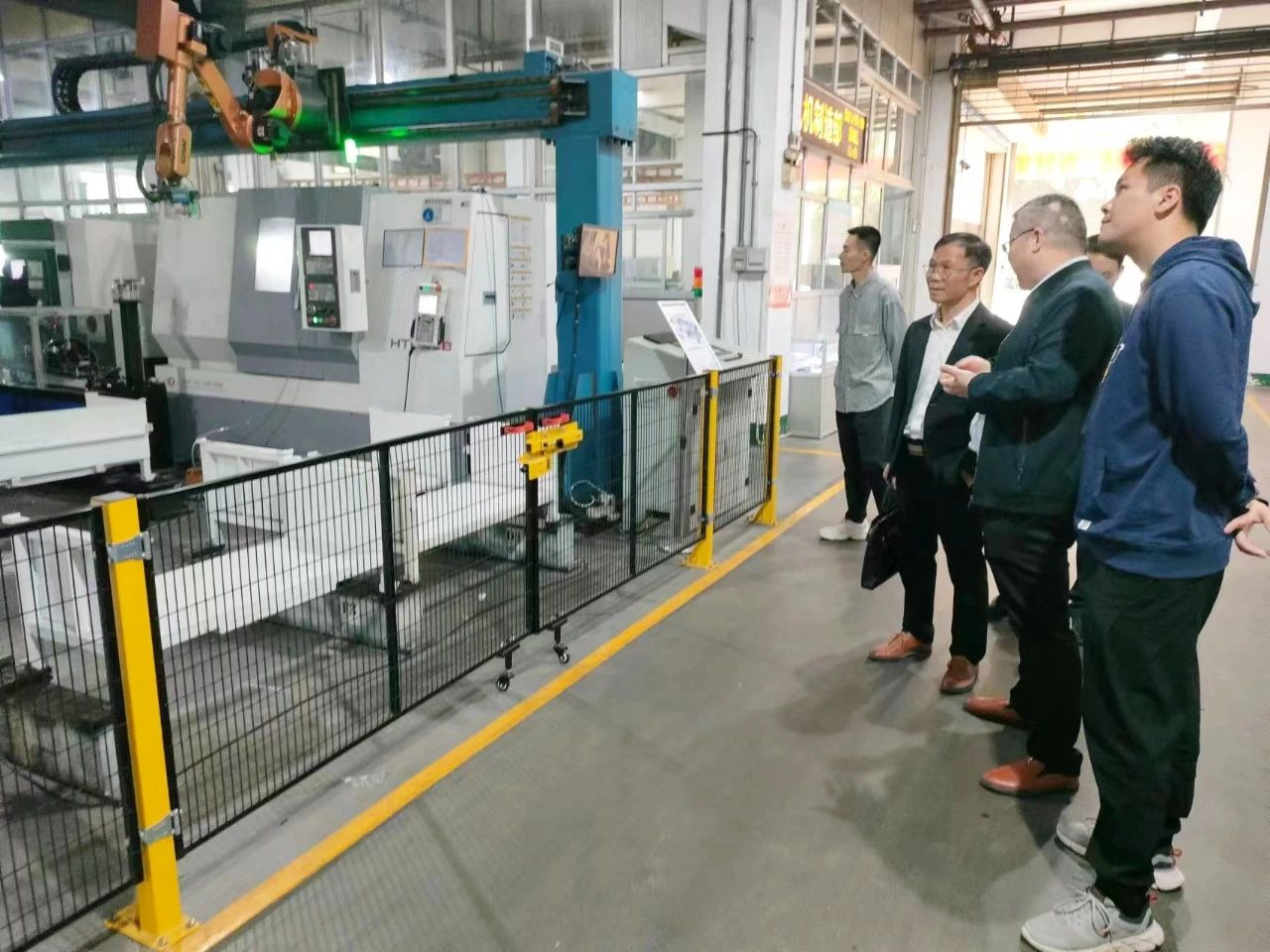 企业领导为老师讲解