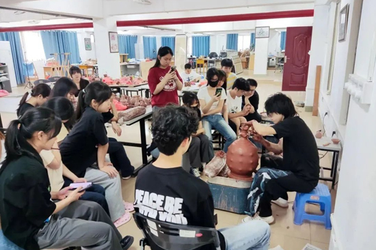 唐彩桔为学生展示拉坯技术。学校供图