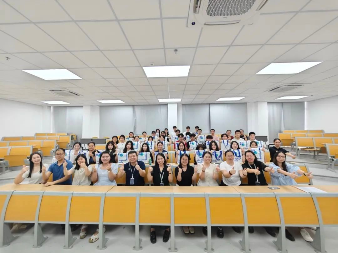 老师们和同学们合照