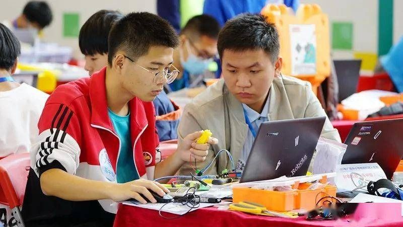 广西英华附中学子黎仔健荣获市级机器人竞赛高中组一等奖