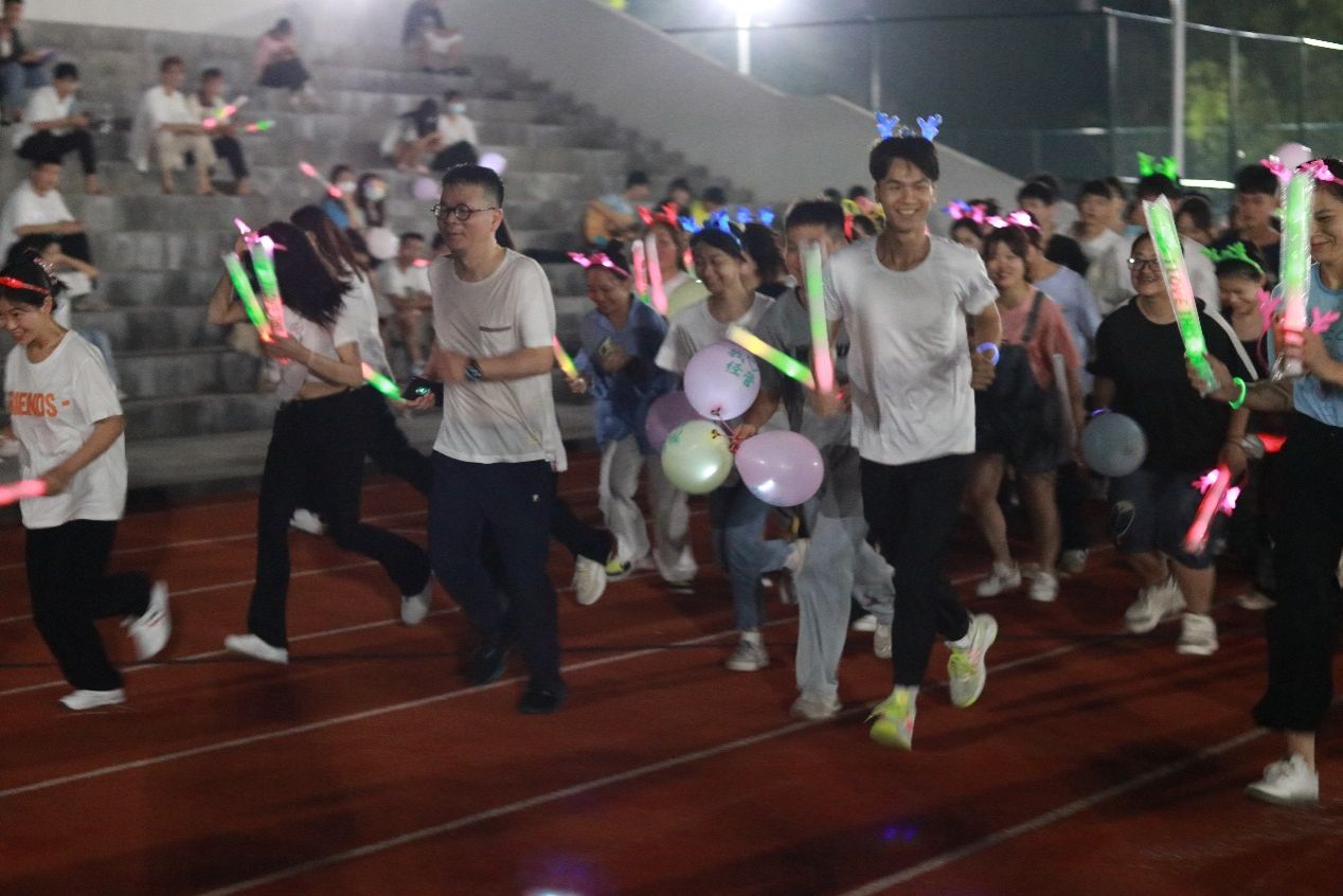 学生风采——爱祖国，爱英华，迎大运——经济与管理学院  举办“为爱奔跑”主题活动