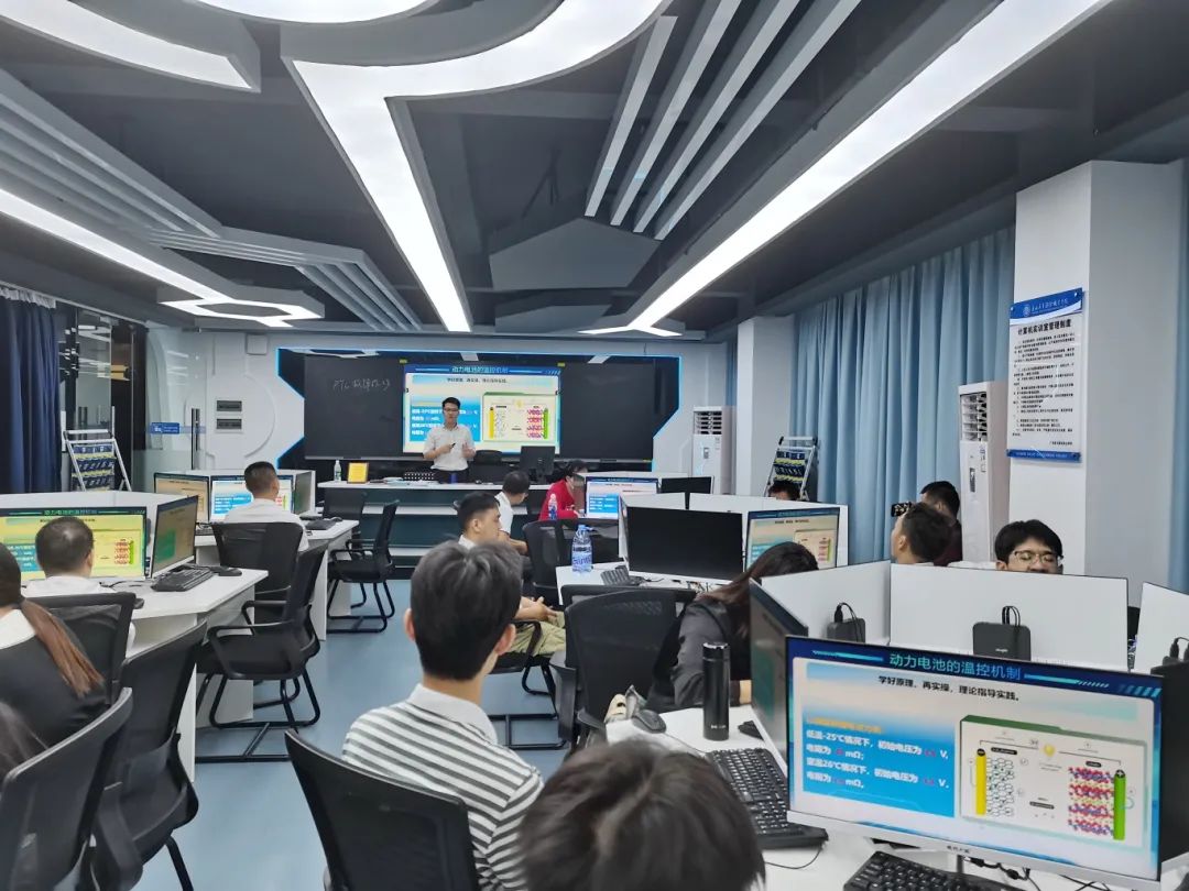 老师们共同探讨学前教育专业的教学改革