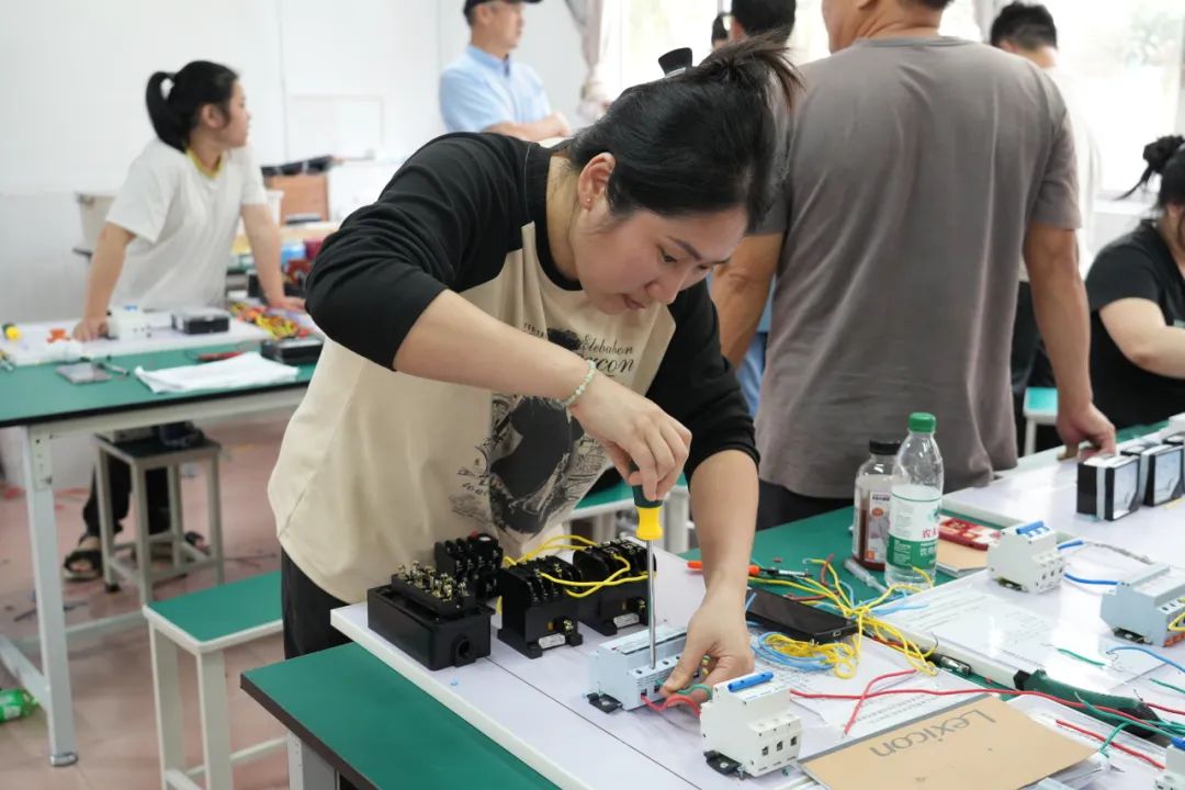 低压电工作业培训班学员在实践操作
