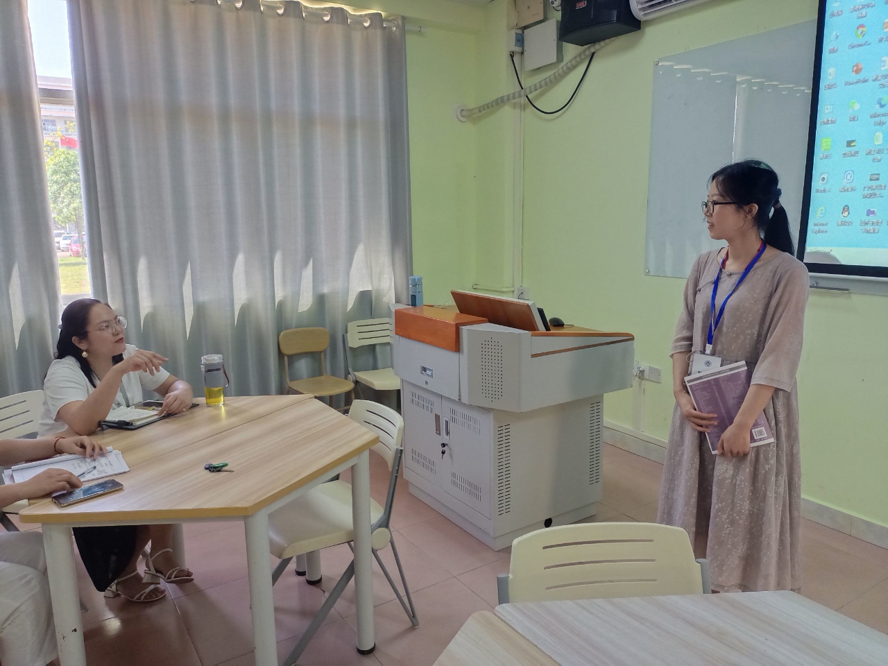 叶泫蠲院长对教师给予肯定