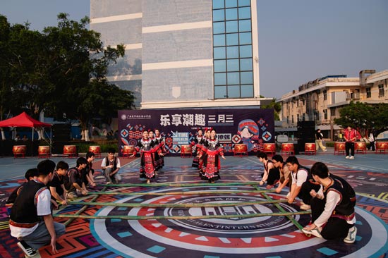 学生竹竿舞表演