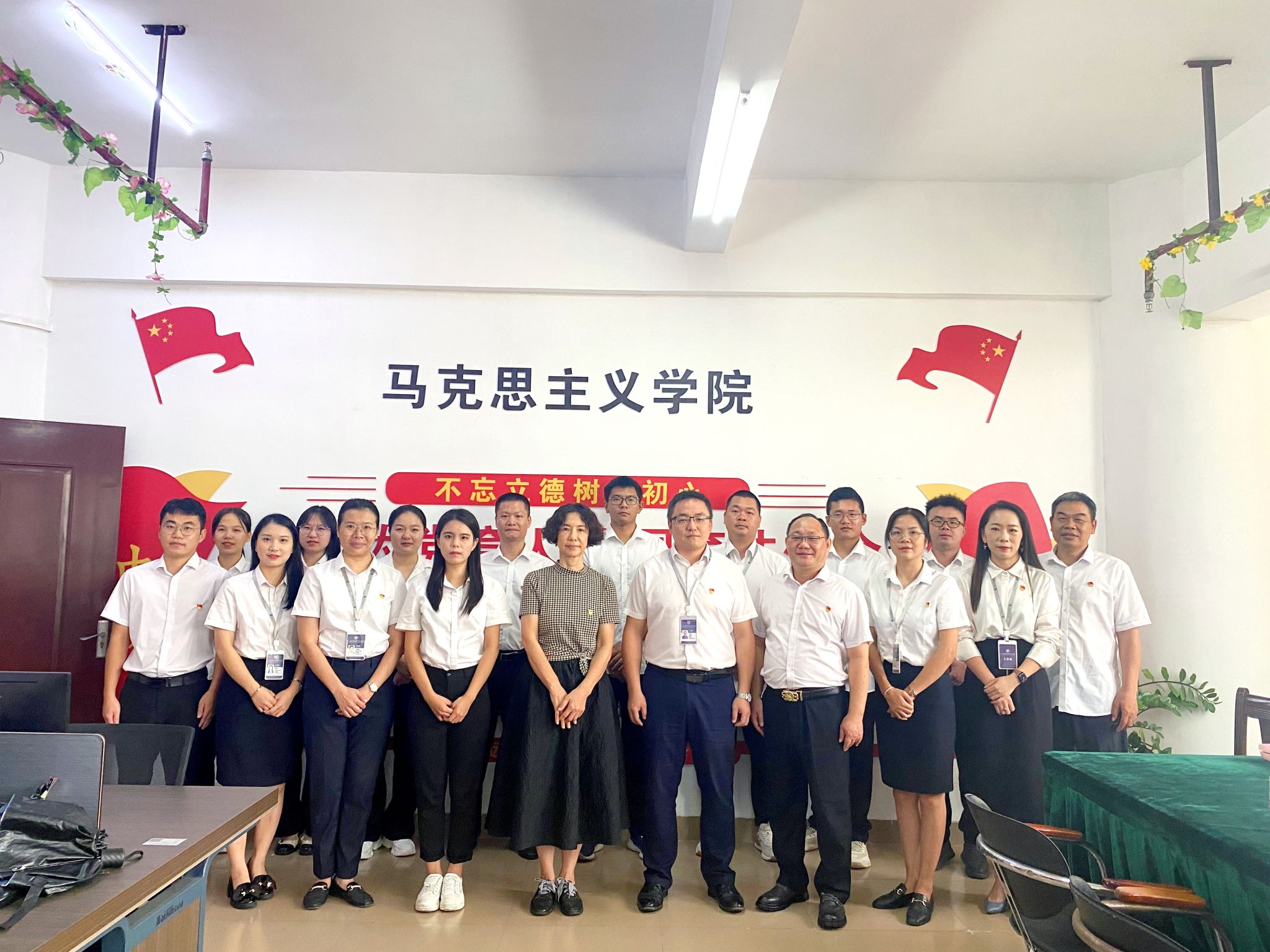 金秋九月念师恩，关切之情暖师心——宋博副校长走访慰问马克思主义学院教师