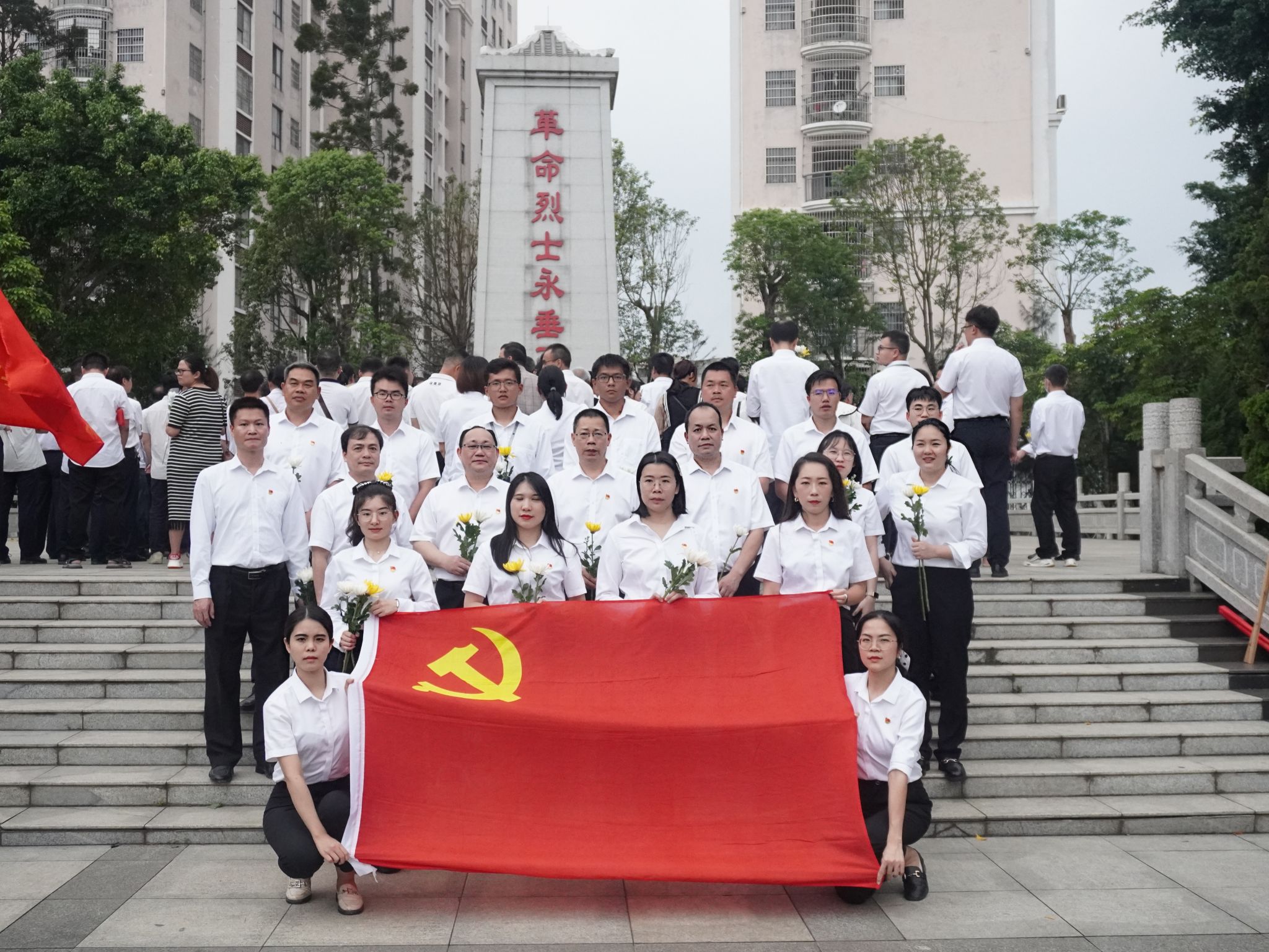 缅怀革命先烈，传承红色基因——马克思主义学院党支部组织开展主题党日活动