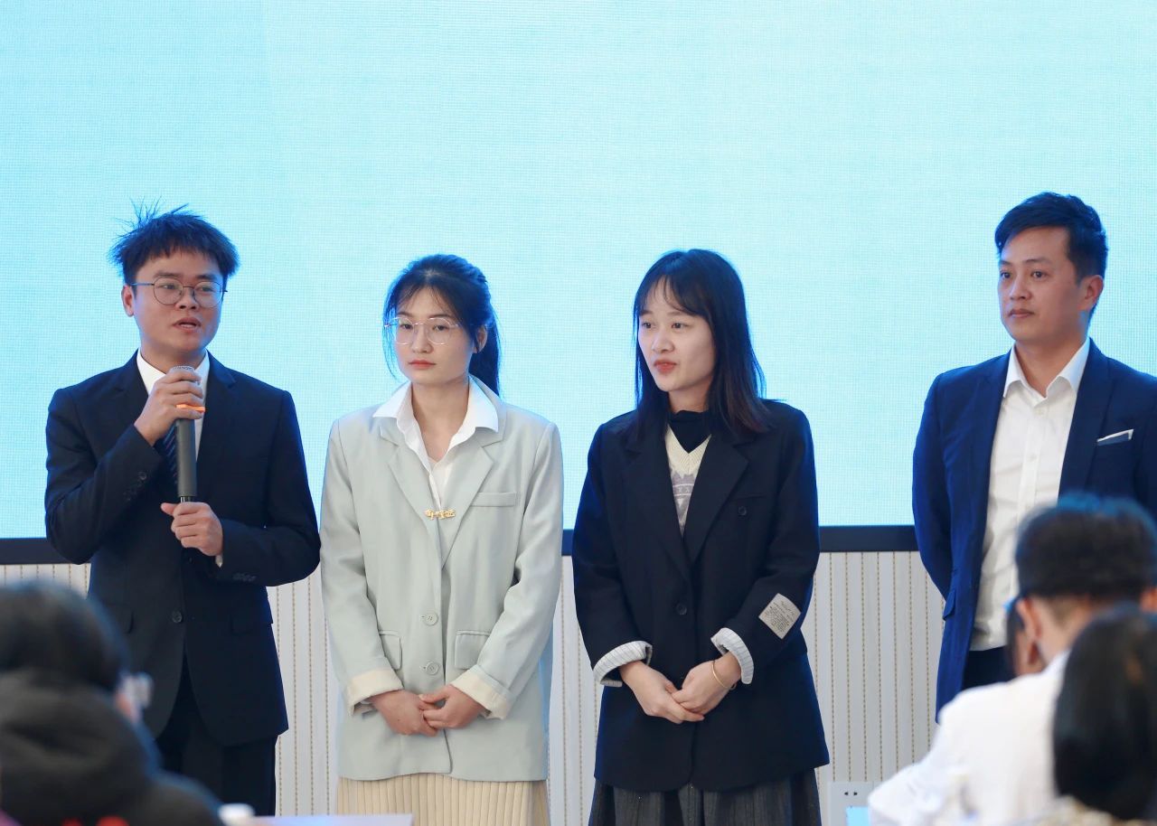 教育学院黄庆、劳家朗、李玉婷、郑东霞，参赛课程《大学英语》