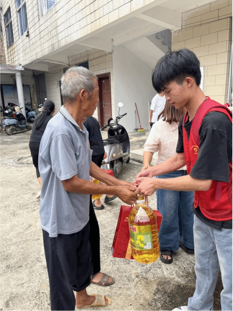同学们为老人和留守儿童送去油、米、牛奶物资