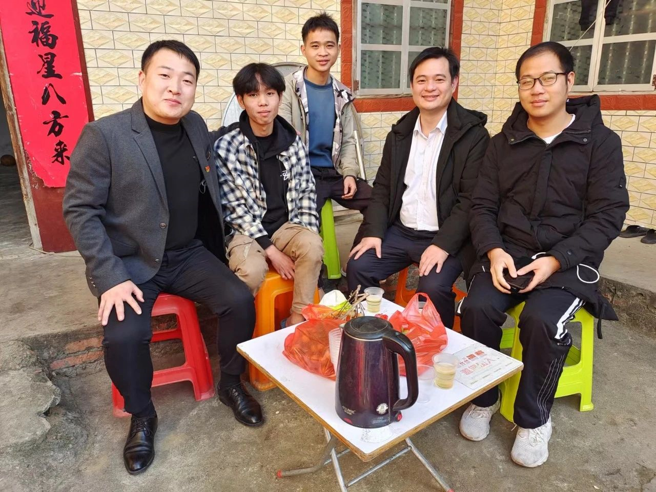 领导与学生合照