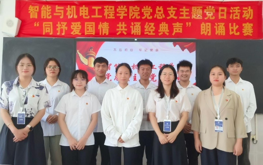 指导朗诵老师合照