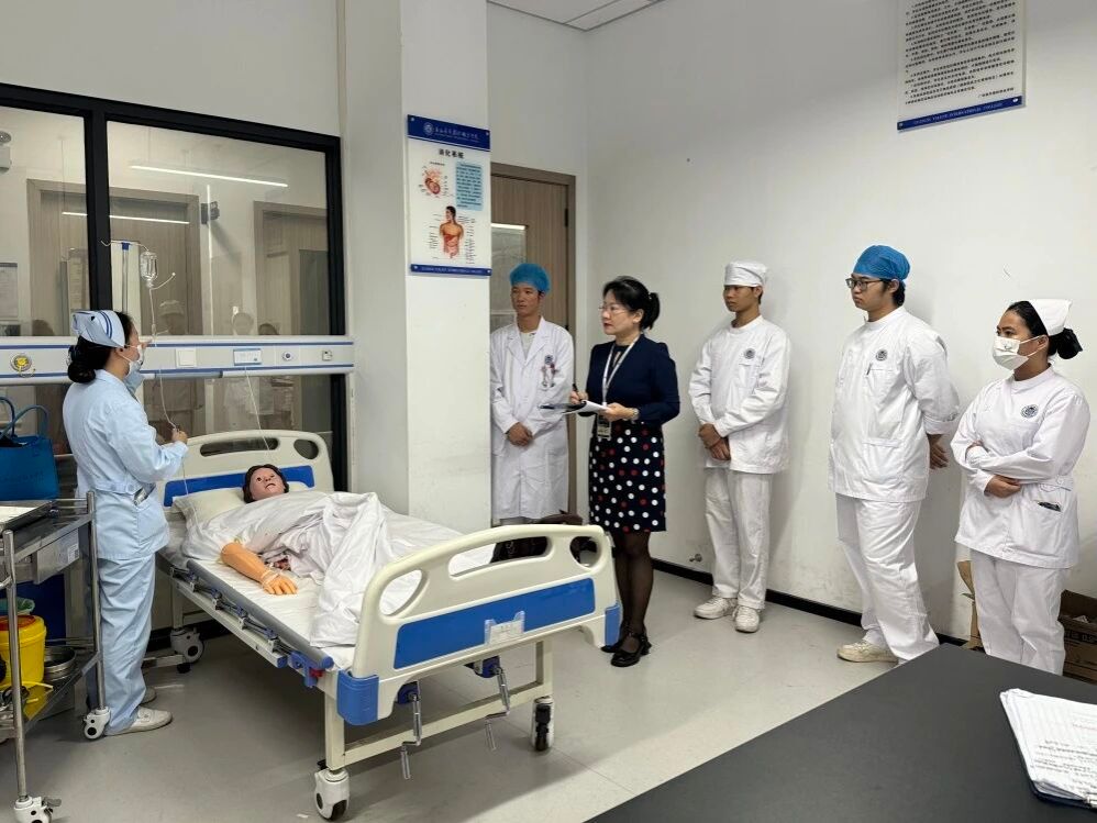 王甲莉老师在校内开展教学督导工作