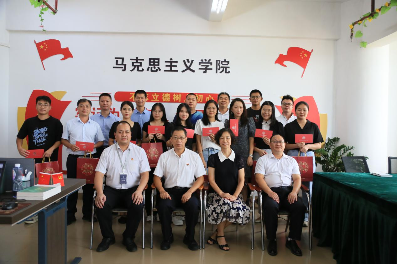 学校党委书记黄家良慰问马克思主义学院教师