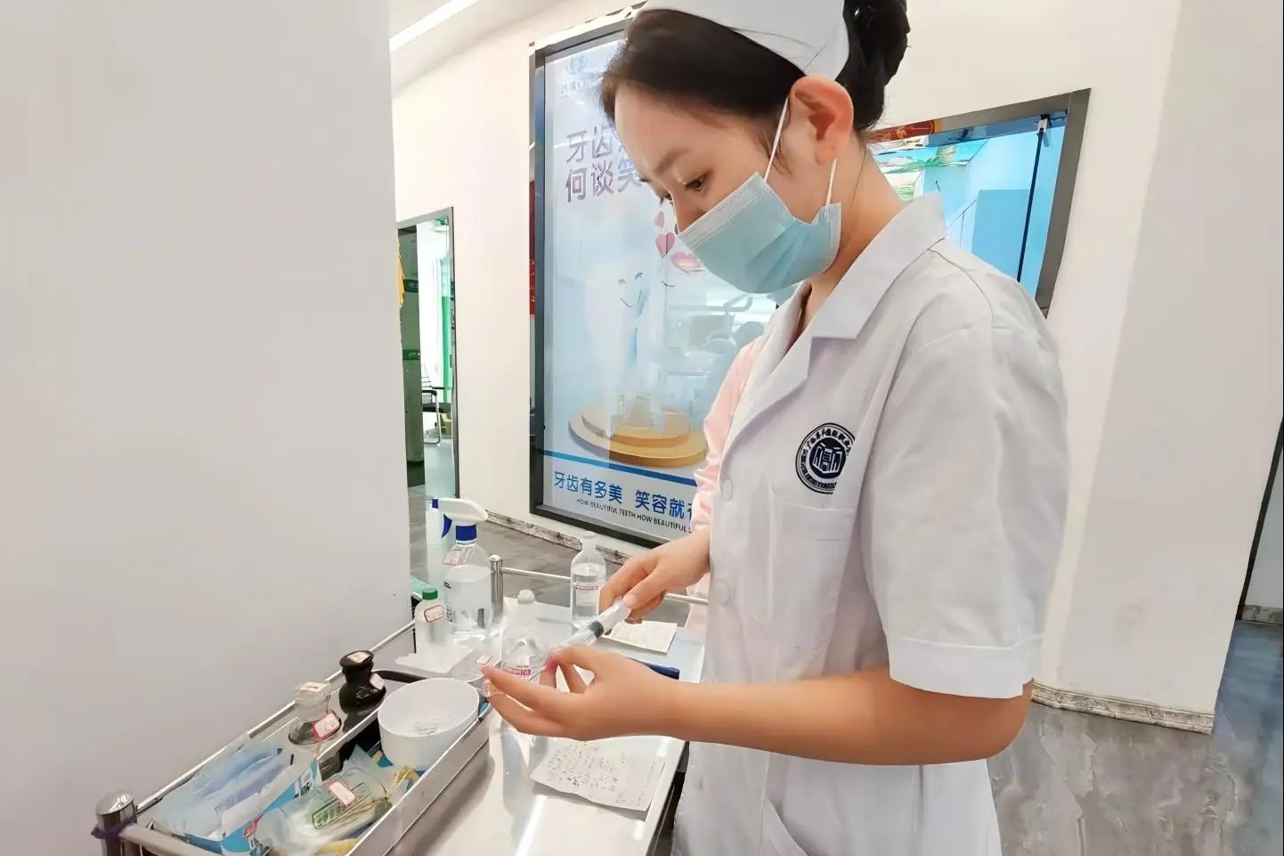 学校大健康学院学生在门诊部见习