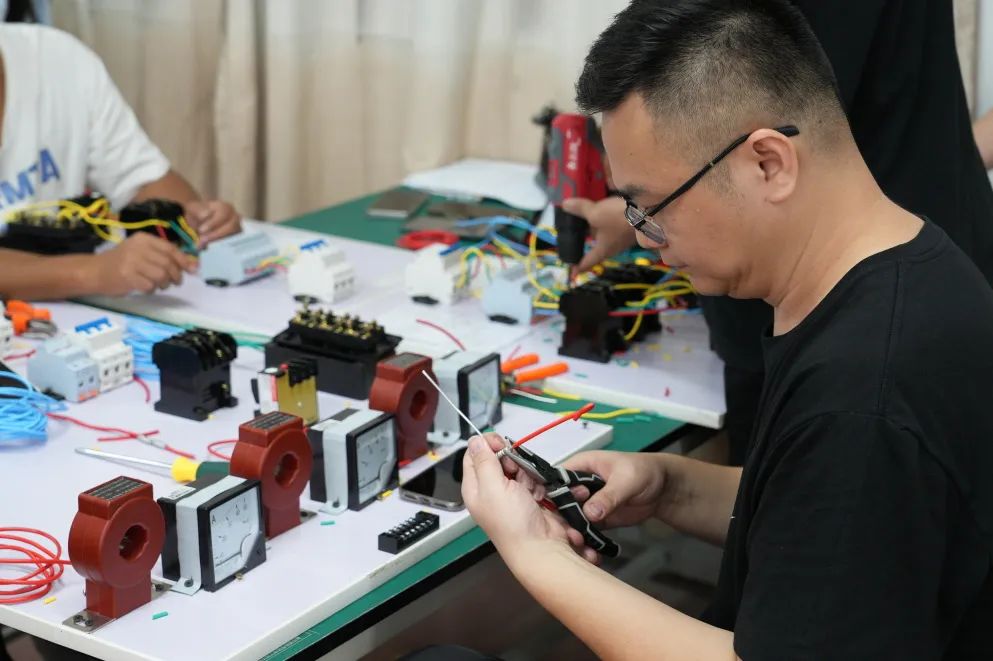 低压电工作业培训班学员在实践操作