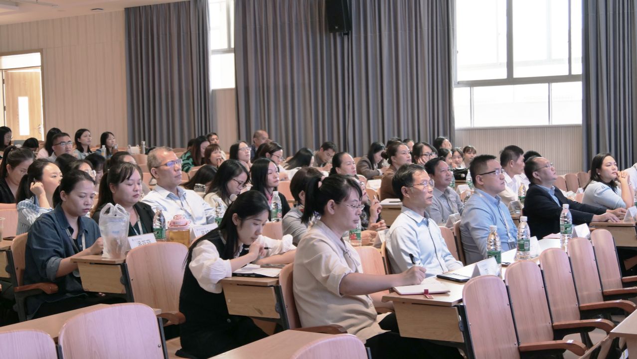 老师们在认真听讲