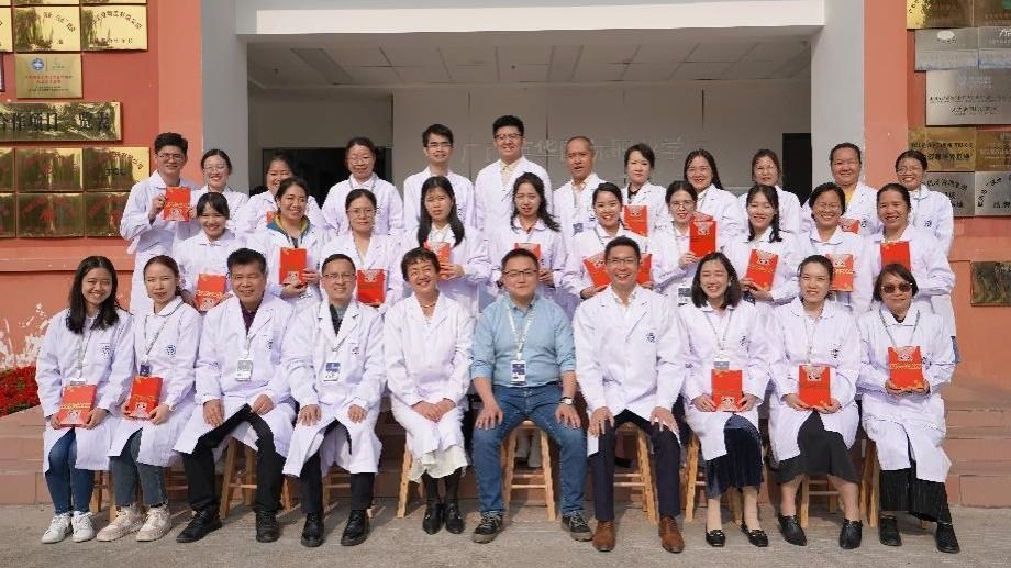 大健康学院举办“意外惊喜，特殊的爱”三八妇女节活动