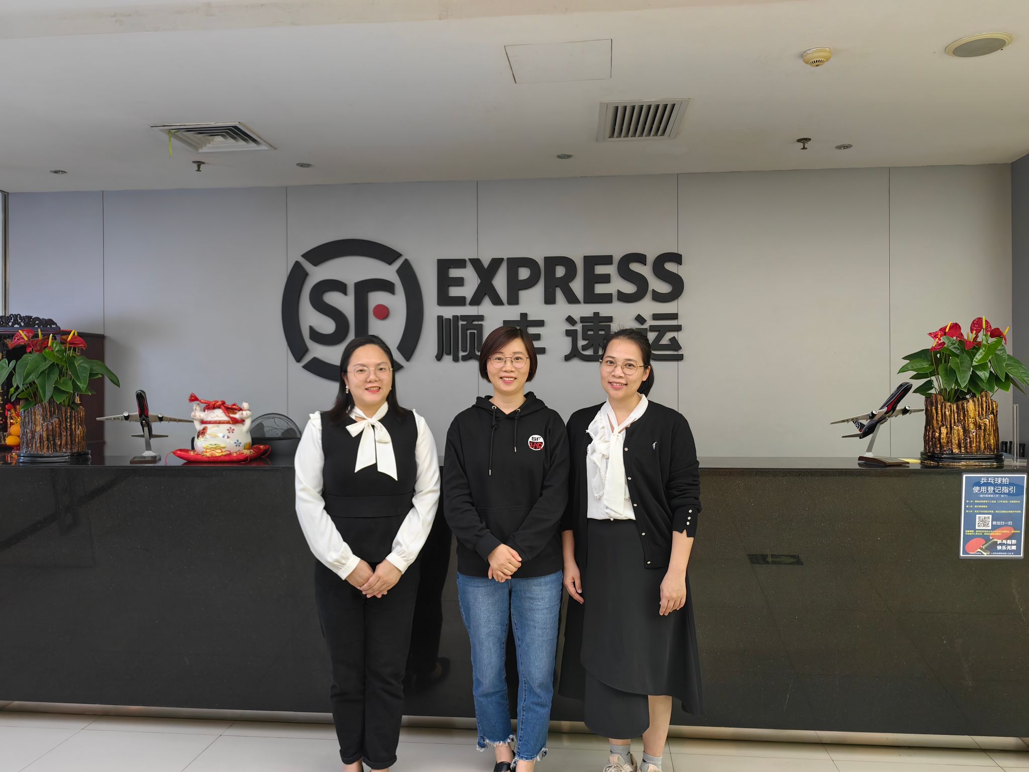 老师和企业领导合照