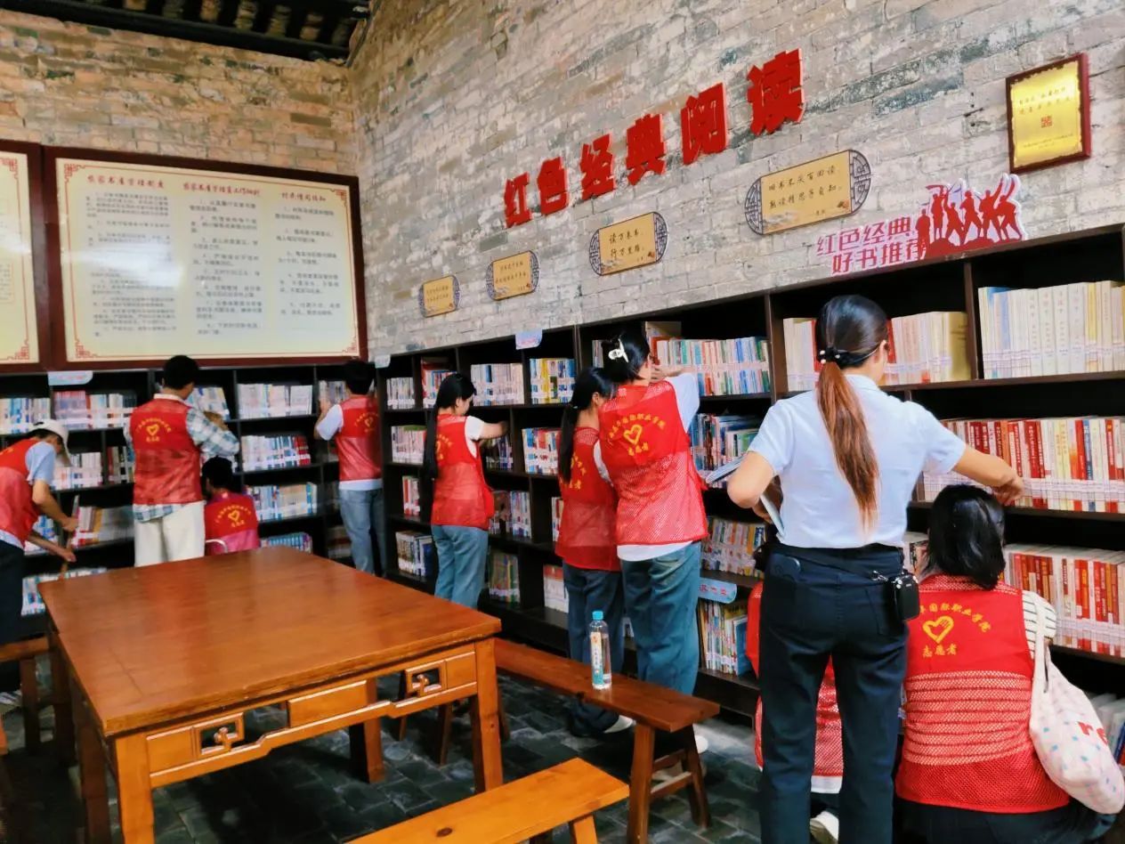 同学们在打扫萍塘村书屋