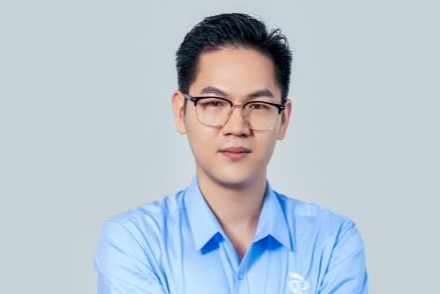 李镇西：脚踏实地谋蝶变——从广西英华走出去的董事长