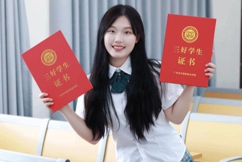 郑嫚：我想成为一名真正的人民教师