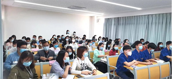 教师开始进行现场课堂展示