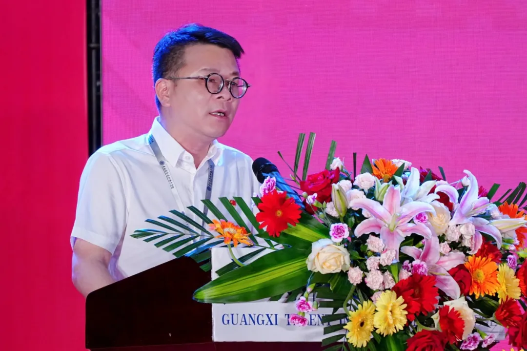 校长邹利斌教授在大会上热烈祝贺同学们