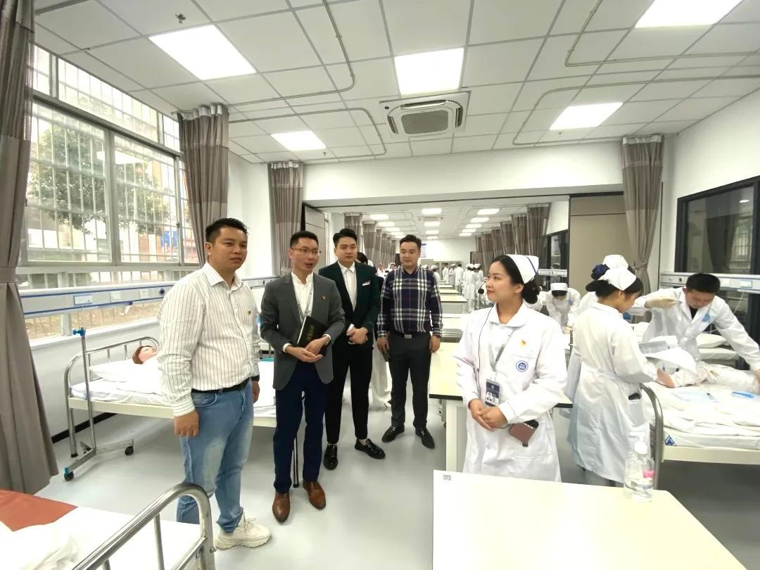 领导参观实训室