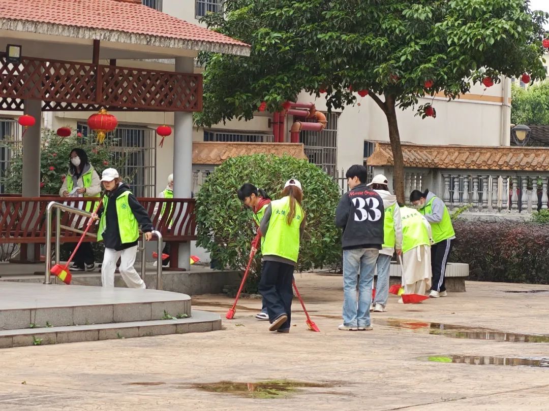 志愿者打扫现场