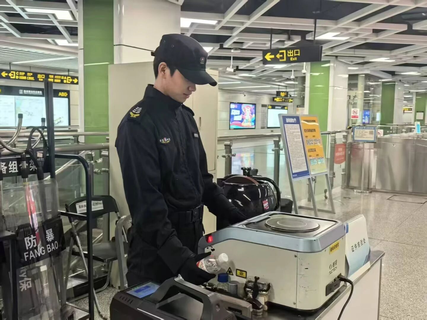 广西英华国际职业学院城轨学生进行液体检测